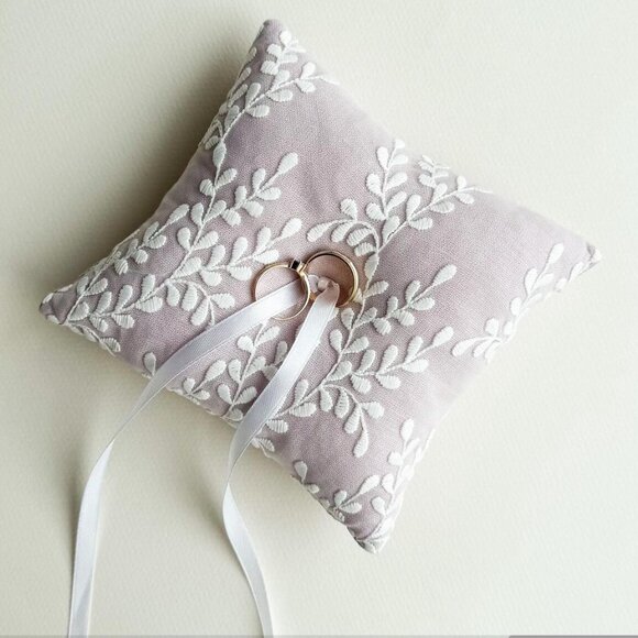 🌿 Lace Wedding Ring Pillow – Elegant Embroidered Ring Bearer Cushion (Like New) - Picture 1 of 4